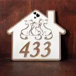 Апартамент номер на входната врата: видове продукти и методи за прикрепване (+45 снимки)