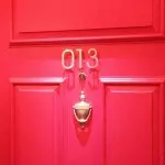 Numer mieszkania przy drzwiach wejściowych: typy produktów i metod mocowania (+45 zdjęć)