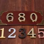 Número de apartamento en la puerta de entrada: tipos de productos y métodos de adjuntos (+45 fotos)