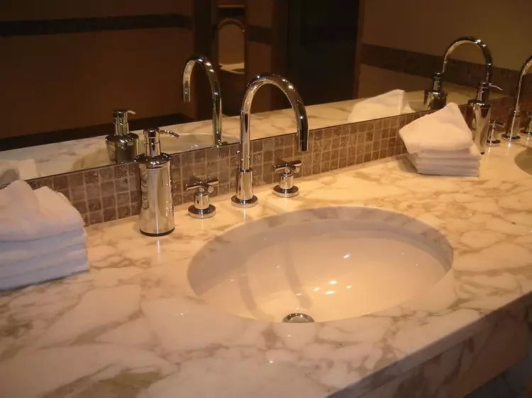 Interior kamar mandi digabungkeun sareng WC: Kumaha ngalakukeun anu indah sareng praktis dina rohangan leutik (38 poto)