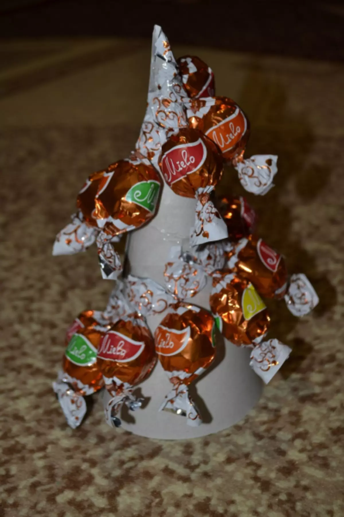 Cómo hacer un árbol de Navidad de los dulces con tus propias manos y botellas de champán con video.