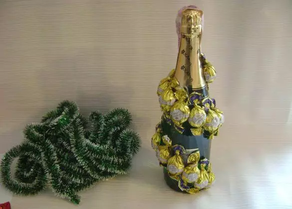 Jak udělat vánoční strom od bonbóny s vlastními rukama a lahví šampaňského s videem