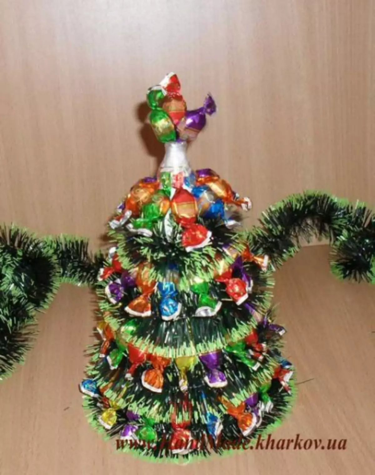 Како направити божићно дрвце од бомбона са својим рукама и боцама шампањца са видео записом