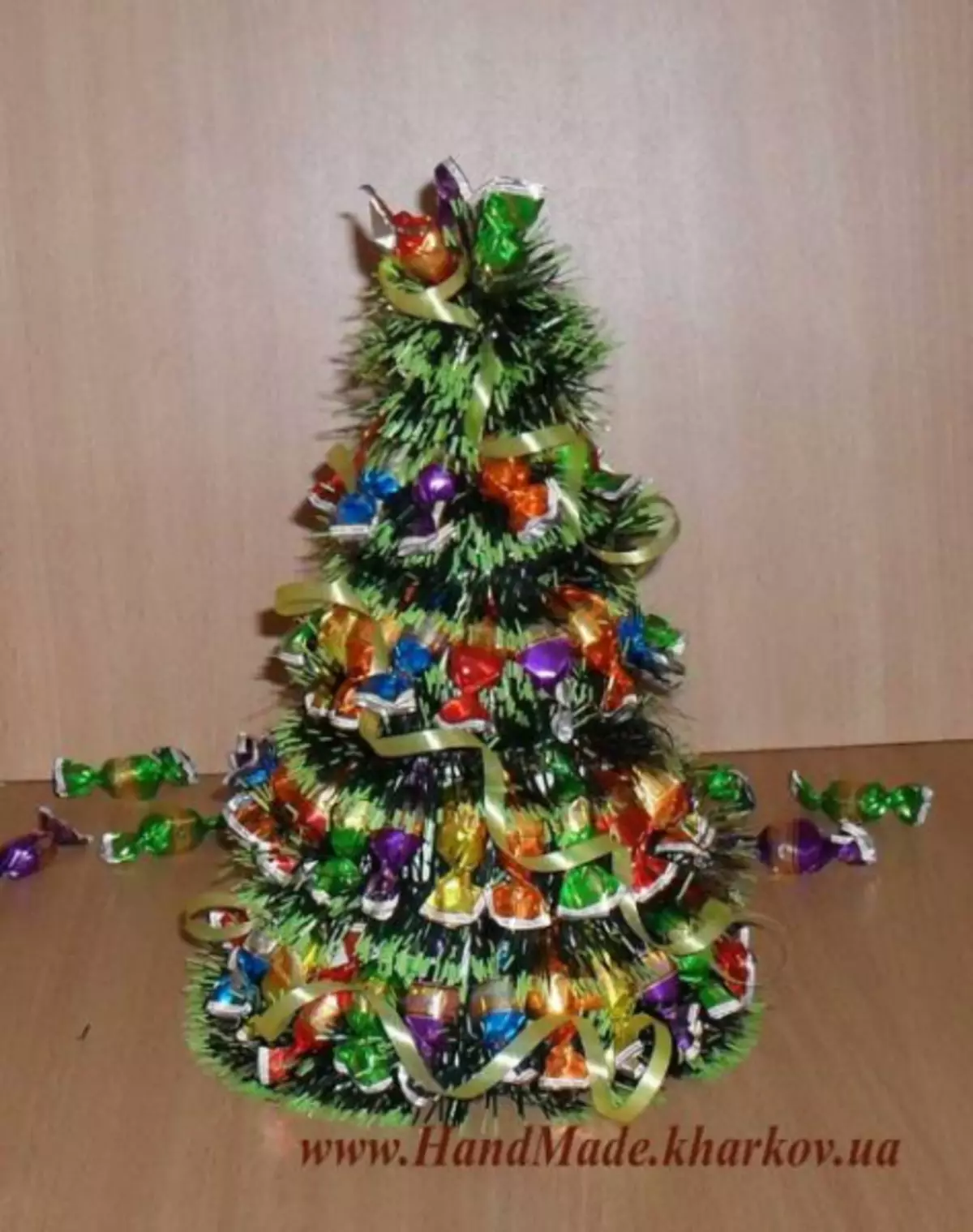 Како направити божићно дрвце од бомбона са својим рукама и боцама шампањца са видео записом