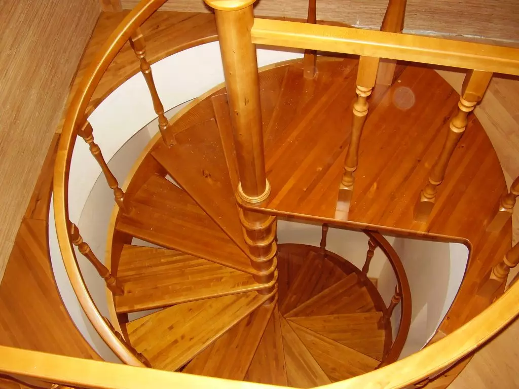 Træ-spiral trappe