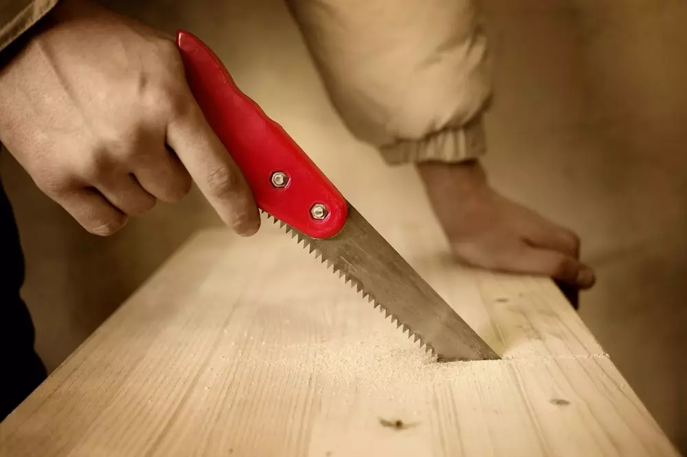 તમારા પોતાના હાથ સાથે લાકડાના સીડી કેવી રીતે બનાવવી