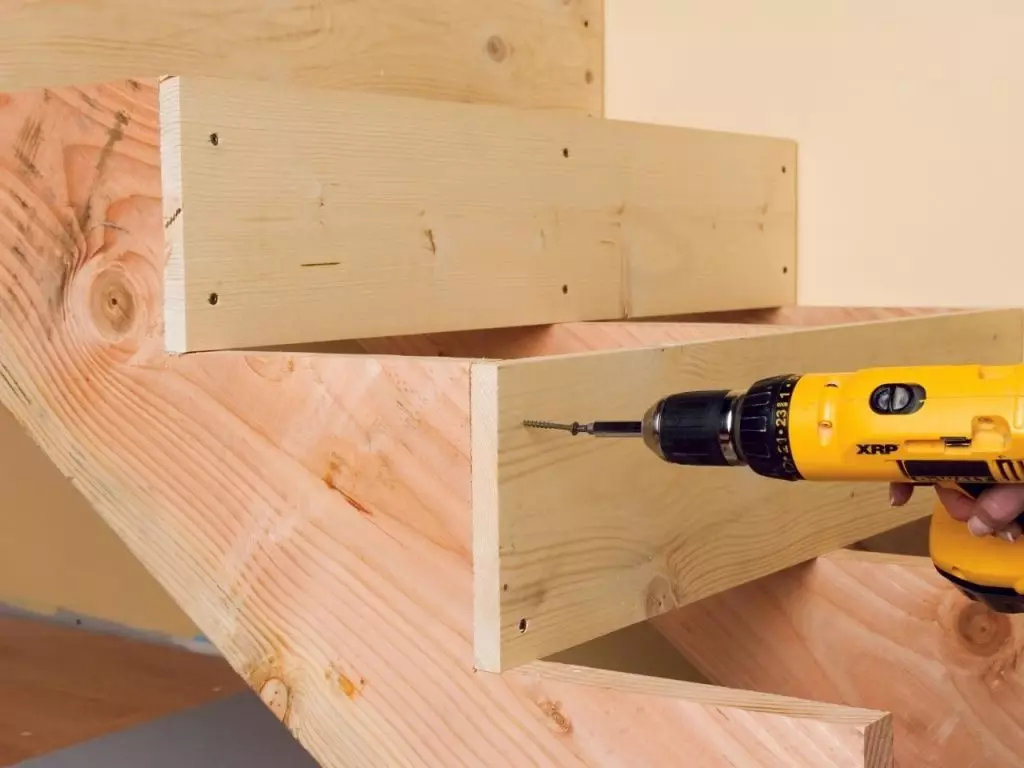 Cara membuat tangga kayu dengan tangan Anda sendiri