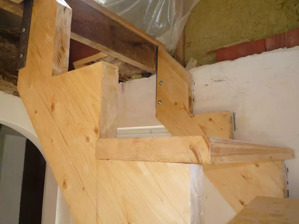 So erstellen Sie ein Holztreppenhaus mit Ihren eigenen Händen