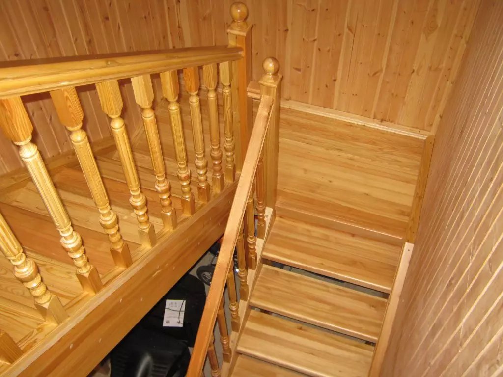 खेल के मैदान के साथ लकड़ी की सीढ़ी