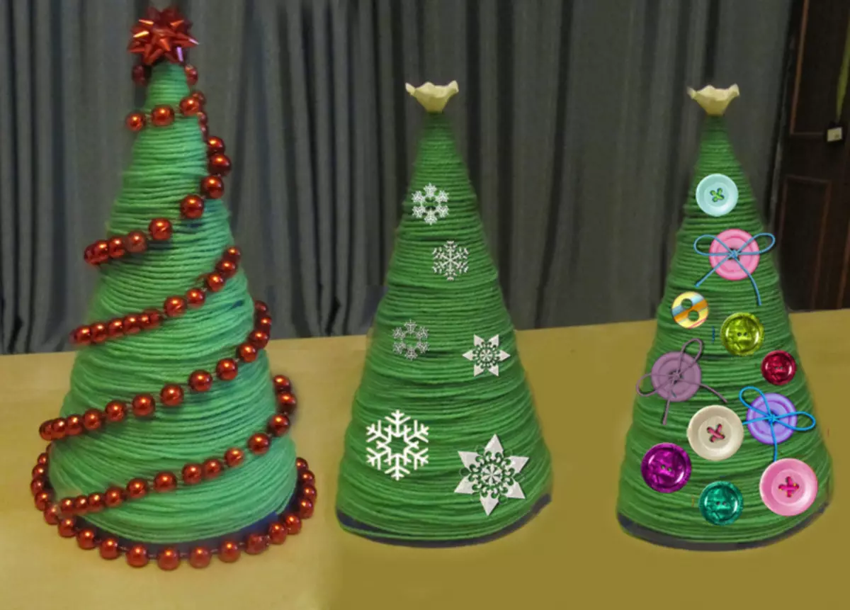 कसरी थ्रेडहरू र गोंद पामबाट क्रिसमस रूखहरू बनाउने: भिडियोको साथ मास्टर कक्षा