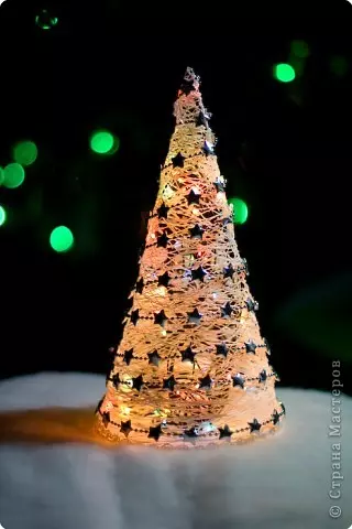 Cómo hacer un árbol de Navidad de los hilos y el pegamento PVA Hágalo usted mismo: clase magistral con video