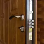 Zgjidhni derën e hyrjes në apartament: Karakteristikat e strukturave dhe këshillat e profesionistëve
