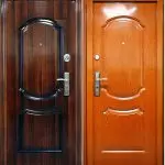 اپارٹمنٹ کے دروازے کے دروازے کا انتخاب کریں: ڈھانچے اور پیشہ ور افراد کی خصوصیات