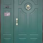Trieu la porta d'entrada a l'apartament: característiques d'estructures i consells de professionals