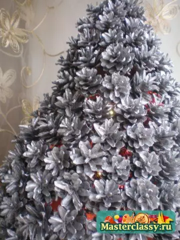 Cara membuat pohon Natal terbuat dari benjolan cemara dengan tangan Anda sendiri dengan foto dan video
