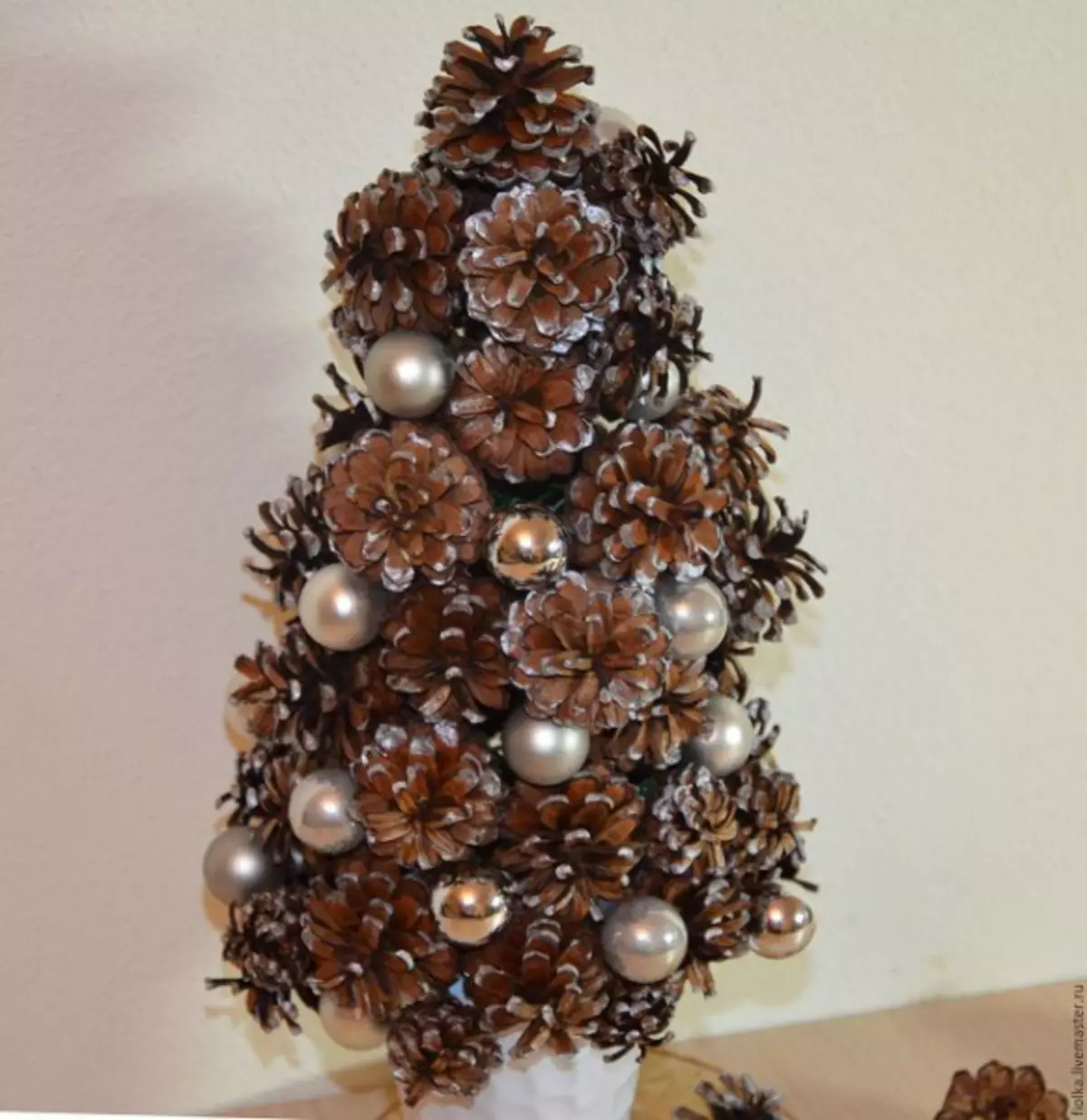 Cara membuat pohon Natal terbuat dari benjolan cemara dengan tangan Anda sendiri dengan foto dan video