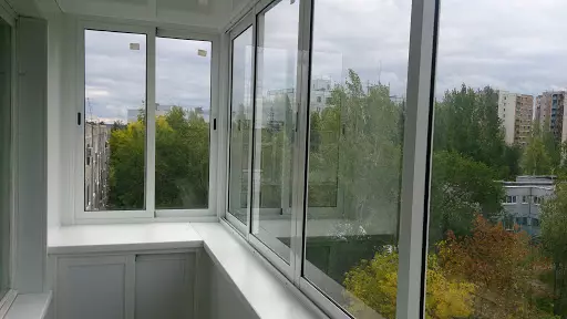 Malvarmaj glazuroj de balkonoj