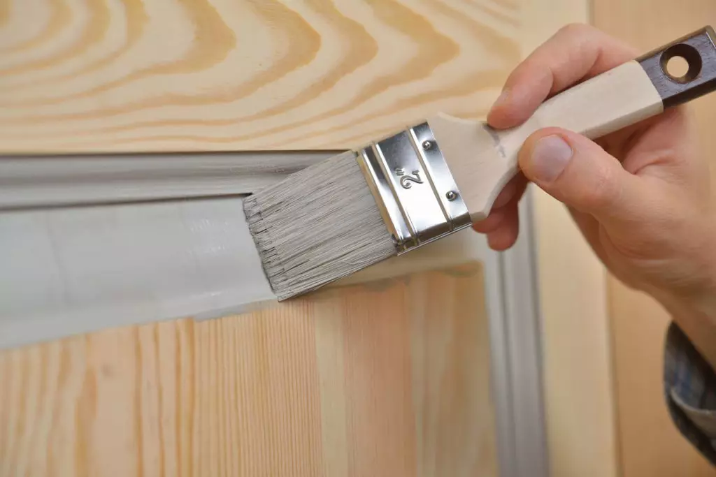 Malování dřevěné dveře