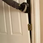 Jak nezávisle opravit vstupní dveře: Eliminace vad, instalace a izolace hluku