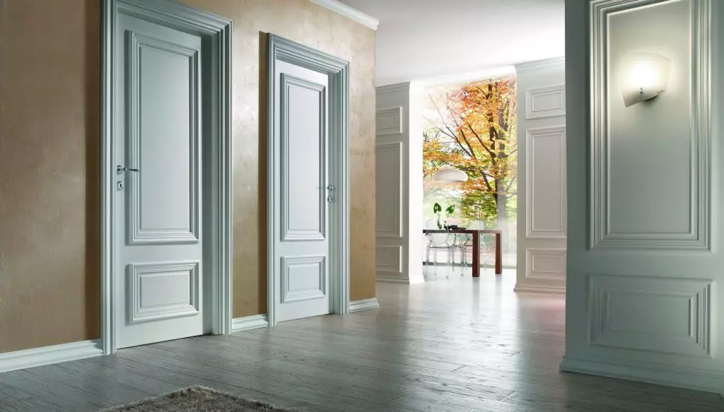 Białe drzwi w klasycznym stylu