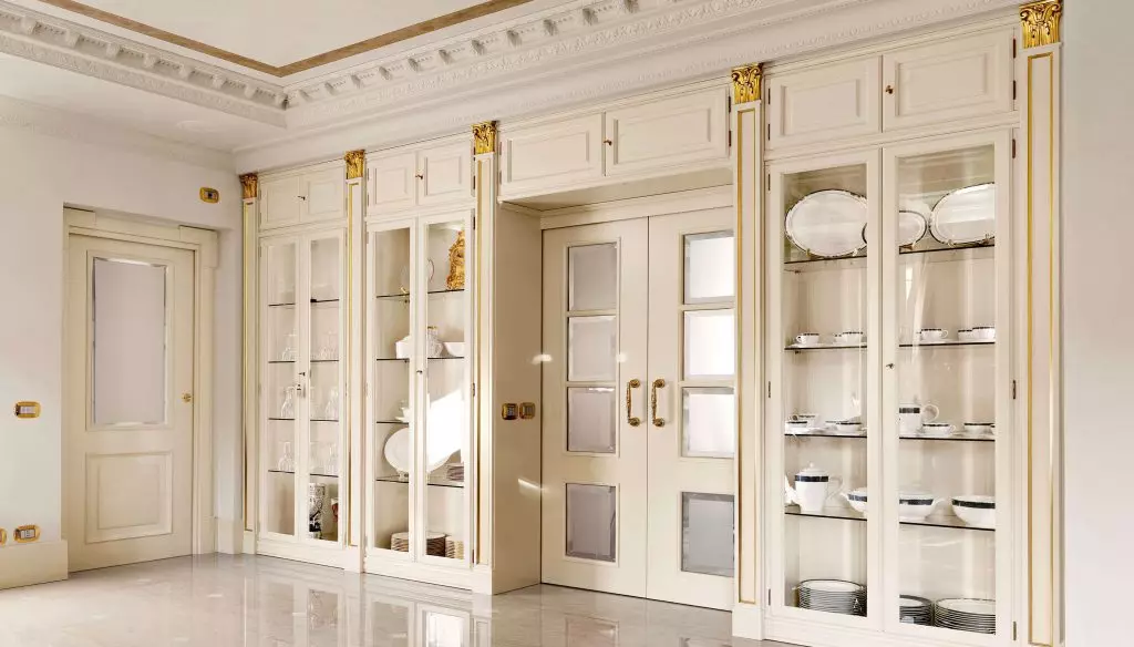 الأبواب البيضاء مع الزجاج بأسلوب كلاسيكي