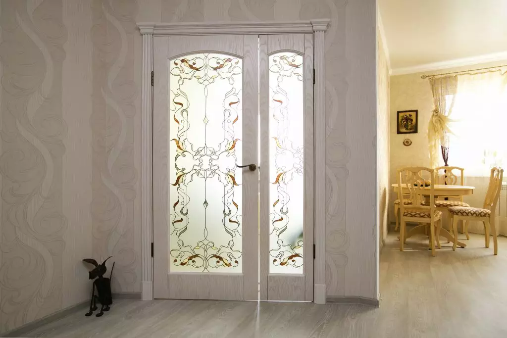 Witte deuren met gebrandschilderd glas