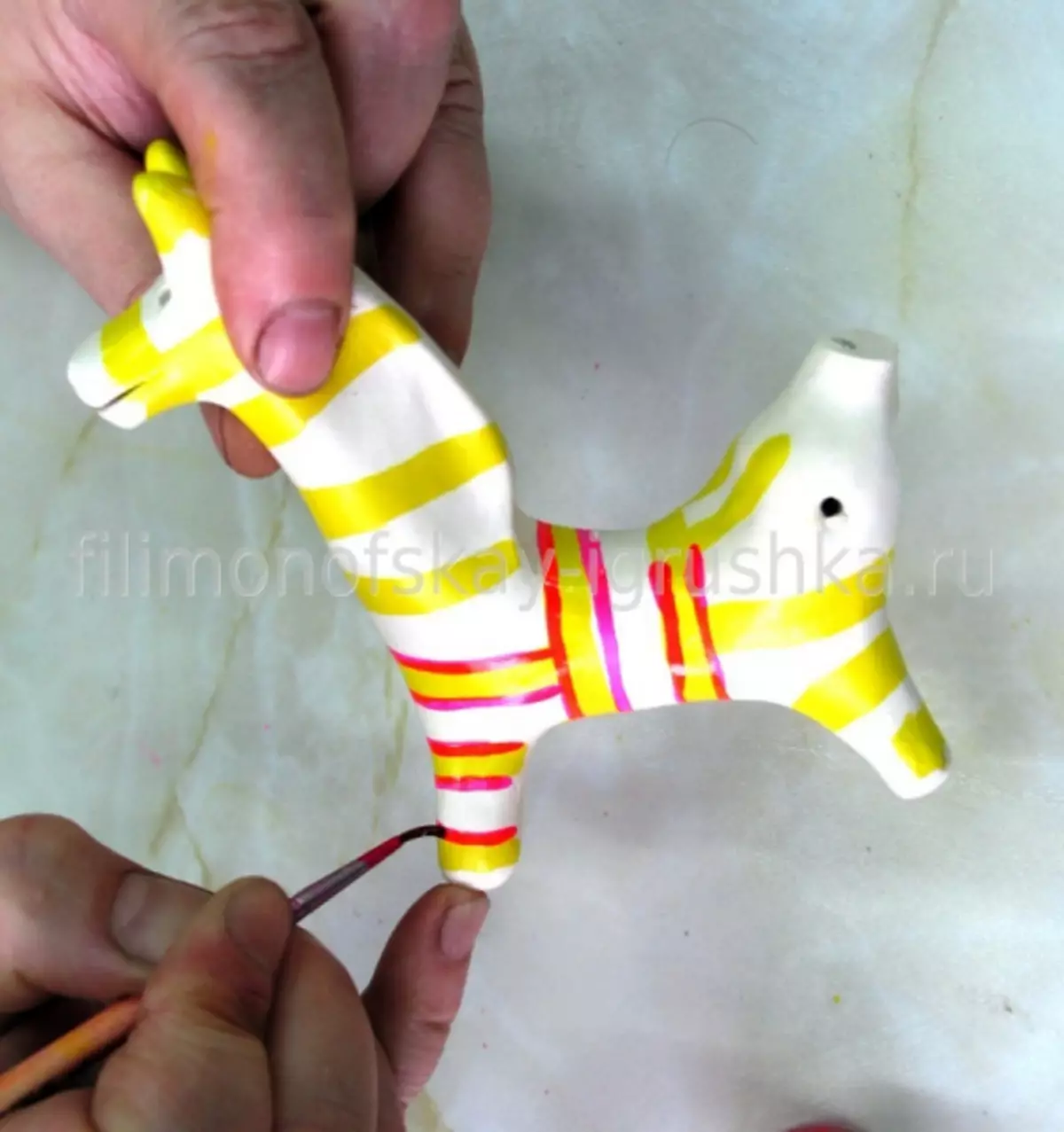 Filimonovsky skilder met patrone in fases vir kinders met templates
