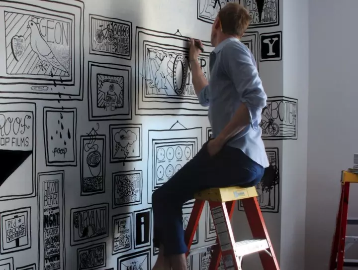 壁畫用自己的手在模具的公寓上：思想和技術
