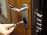 Reemplazo de cerraduras en una puerta de metal: cambio urgente de larvas