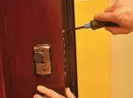 Replacing locks in a metal door: urgent change of larvae