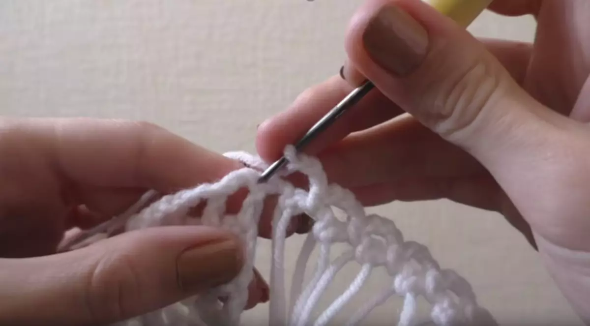 Shawl turkiarra crochet txartel batean: Argazkiak eta bideoak dituzten eskemak