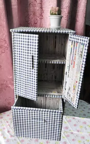 Kabinet za punčke z rokami iz škatle in kartona
