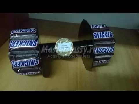 Gunitanan gikan sa mga candies sa imong kaugalingon nga lakang sa mga kamot pinaagi sa lakang: Master Class uban ang video