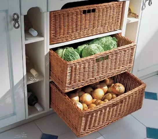 Idées pour stocker des légumes, vélo, skis et autres choses sur le balcon (30 photos)