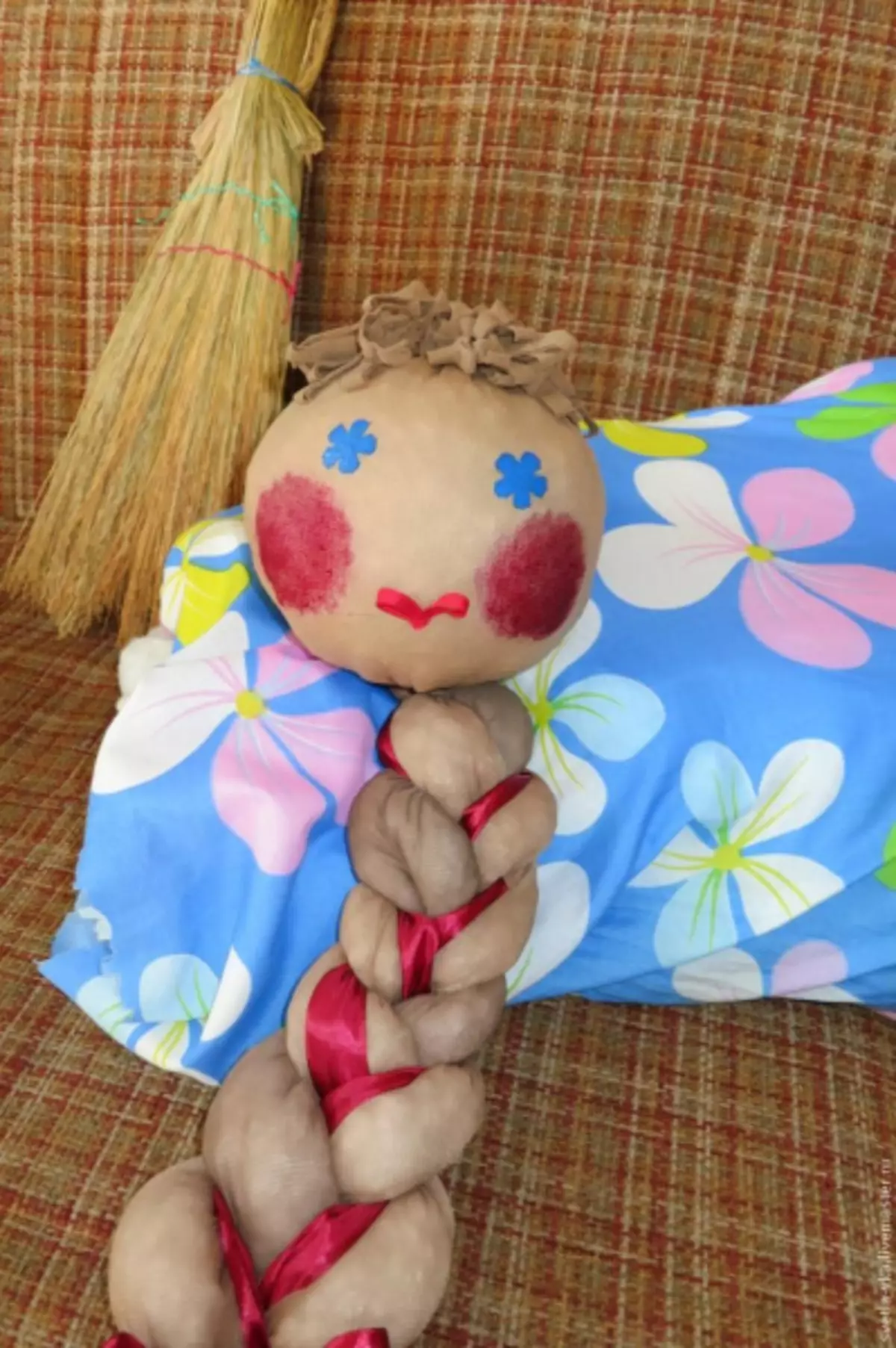 Scarecrow Carnival: crafts mula sa dayami at papel na may mga larawan at video