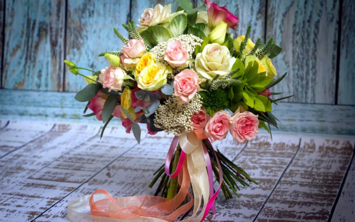 Floristics: Máistir-rang a thiomsú bouquets ó bláthanna beo le físeán