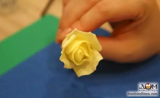 ફૂલો મેટિકથી બનેલા ફૂલો વિડિઓ સાથે લગ્ન કેક માટે stepgovayovo