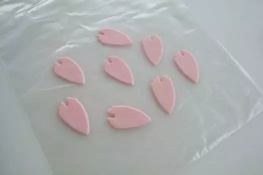 Цвеќиња направени од мастика со свои раце Стегавјово за свадбени колачи со видео