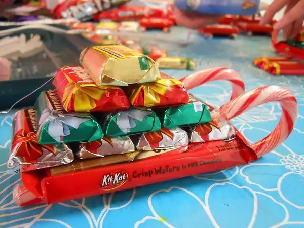 Neujahrsgeschenke Tun Sie es selbst von Süßigkeiten und Papier mit Fotos