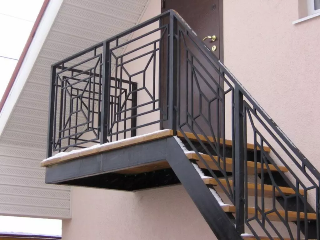 מדרגות חוצות בקומה השנייה עם גדר מתכת