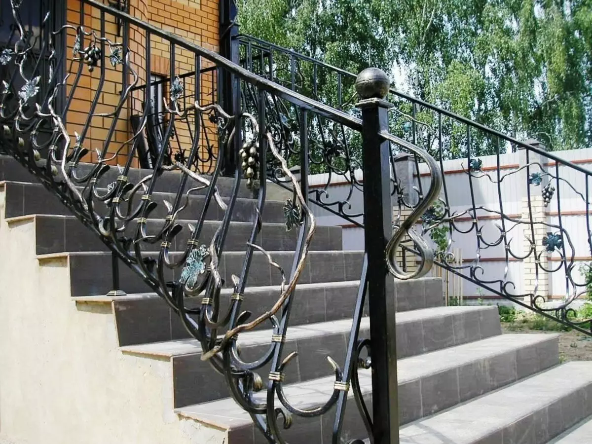 מדרגות חוצות בבית עם מעקה מזויף