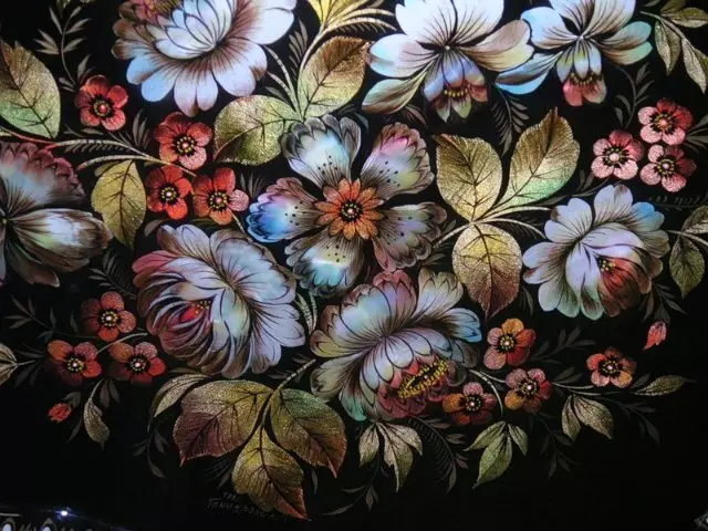 Zhostovskaya اللوحة: كيفية رسم الزهور والأوراق تدريجيا مع الفيديو
