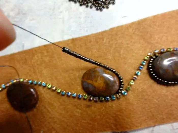 Beads eta harrien arteko jantziak: Nola egin dekorazioa argazki eta bideoarekin