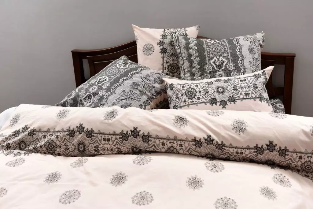 Bed Linen saka Bosi: Pros lan Cons