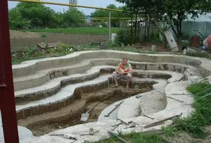 Construción da piscina na zona do país coas súas propias mans, foto