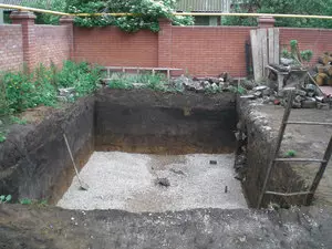 Construção da piscina na área do país com suas próprias mãos, foto