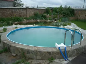 Construção da piscina na área do país com suas próprias mãos, foto