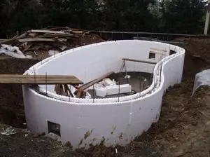 Construcción de la piscina en el área del país con sus propias manos, foto