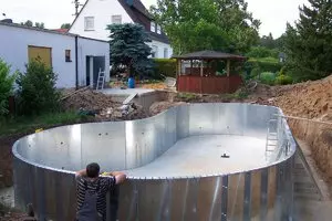 Výstavba bazéna v oblasti krajiny s vlastnými rukami, foto
