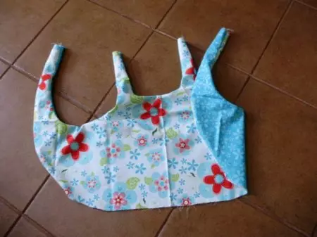 Apron Awọn ọmọde fun laala ati ibi idana ounjẹ: ilana ati kilasi titunto lori apron soro fun ọmọde